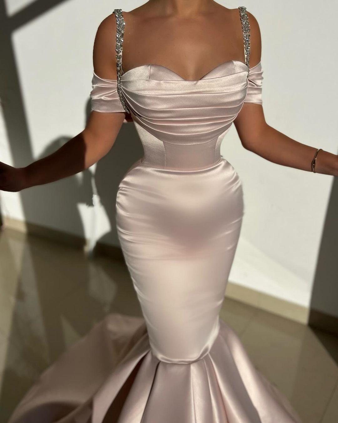 Wunderschönes langes Meerjungfrau-Abendkleid aus Satin mit schulterfreien Trägern und Schleppe