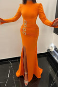 Hermoso vestido de fiesta largo de sirena naranja con cuello alto, satén y mangas largas con abertura