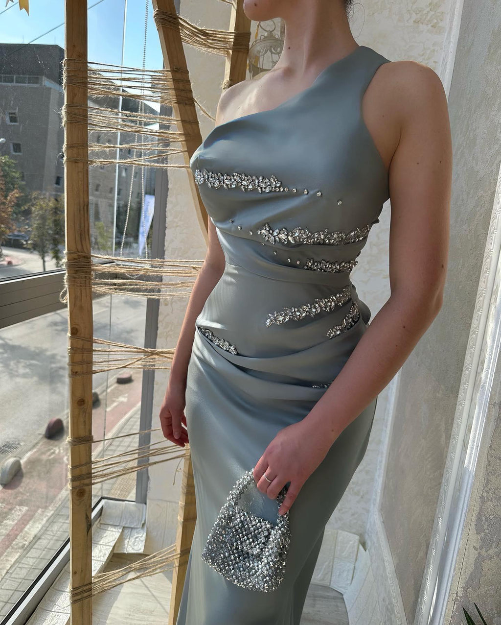 Wunderschönes langes silbernes ärmelloses Meerjungfrau-Ballkleid mit Strasssteinen
