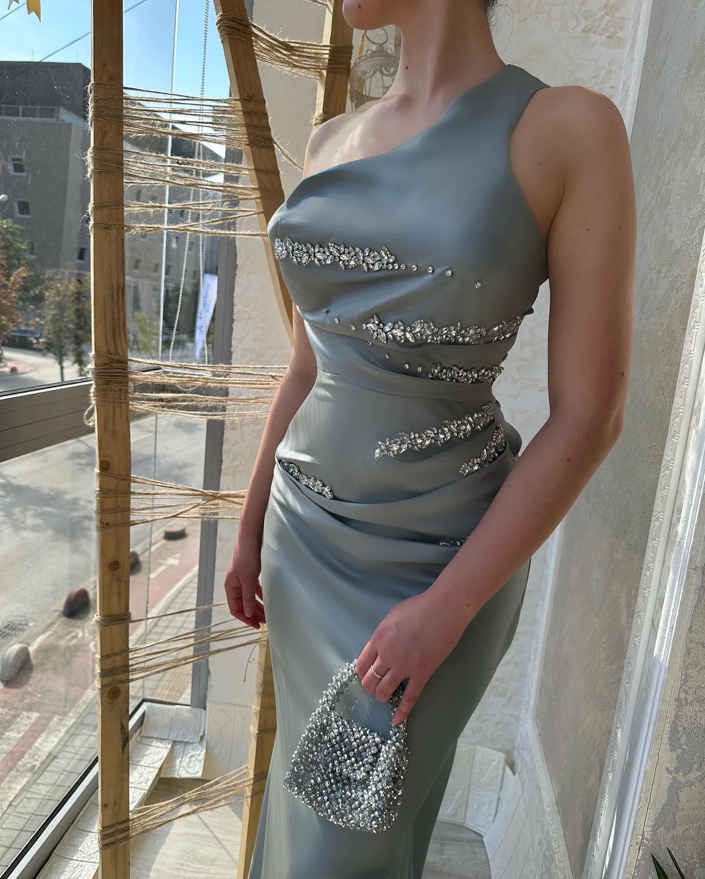 Wunderschönes langes silbernes ärmelloses Meerjungfrau-Ballkleid mit Strasssteinen