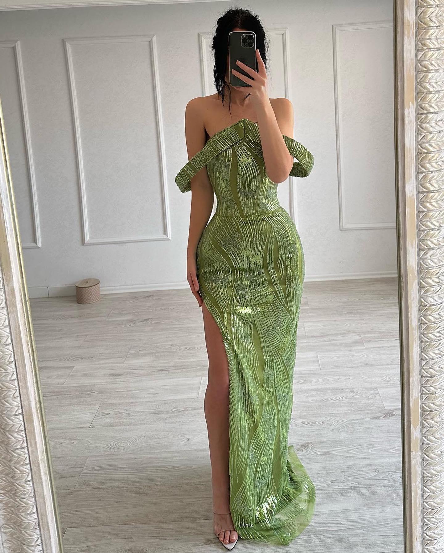 Wunderschönes ärmelloses Ballkleid im Meerjungfrau-Stil aus Satin mit Pailletten und Schlitz in Limettengrün