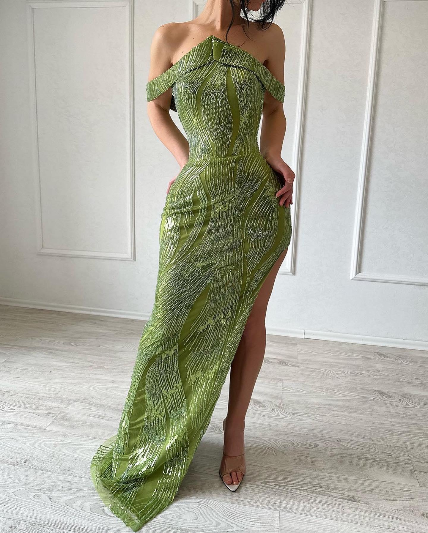 Wunderschönes ärmelloses Ballkleid im Meerjungfrau-Stil aus Satin mit Pailletten und Schlitz in Limettengrün