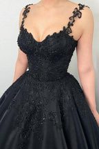 Schwarzes Ballkleid mit bauschigem Abendkleid und Trägern