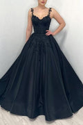 Schwarzes Ballkleid mit bauschigem Abendkleid und Trägern