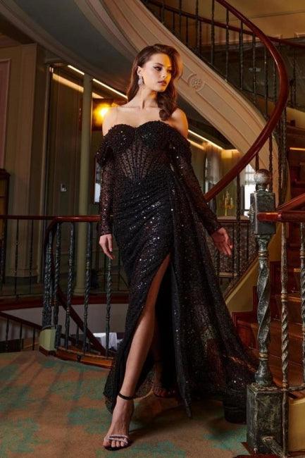 Schwarzes, trägerloses Ballkleid mit Schlitz vorne und Perlenbesatz