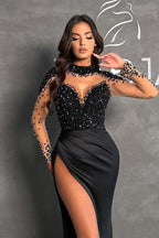 Schwarzes Ballkleid mit Schlitz vorn, Neckholder, bodenlang, langen Ärmeln und Perlenbesatz