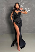 Schwarzes Ballkleid mit Schlitz vorn, Neckholder, bodenlang, langen Ärmeln und Perlenbesatz
