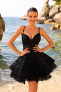 Schwarzes Ballkleid mit herzförmigem Ausschnitt, kurzen Rüschen und Spaghettiträgern