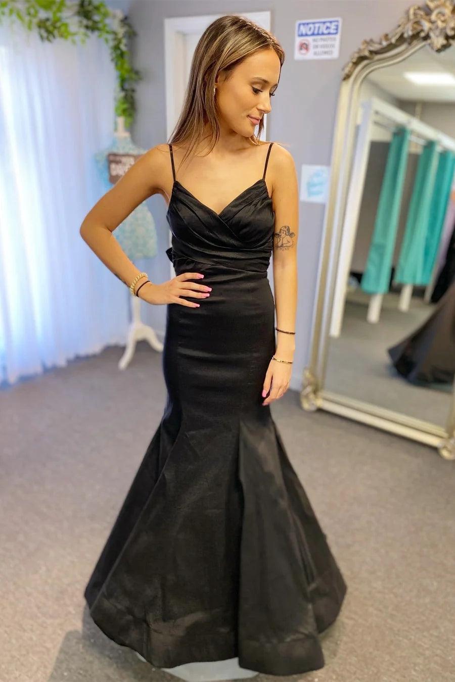 Langes schwarzes Satin-Abendkleid mit Wickeloptik, plissierten Trägern und Schleife