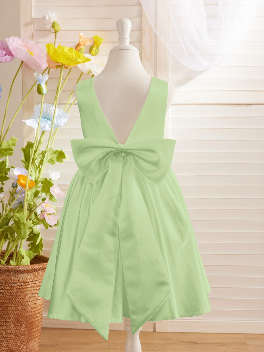 Elegante vestido de niña de las flores de satén con escote en V, corte A y lazo hasta la rodilla 