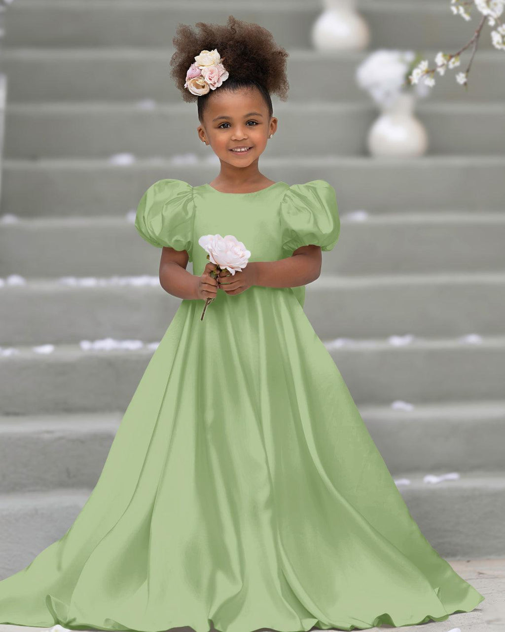 Kleid für Blumenmädchen mit Puffärmeln, Schleife, Knopfleiste hinten und Schleppe 