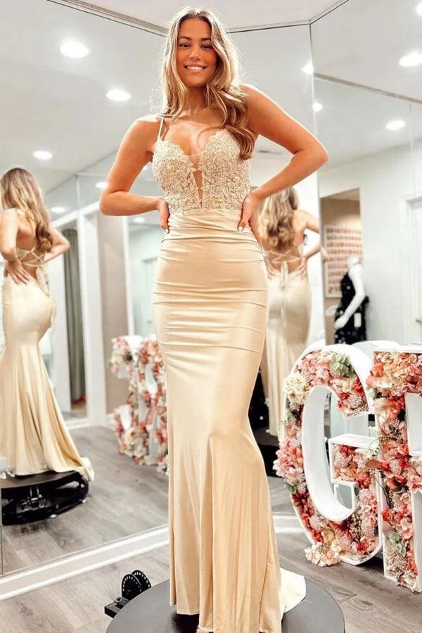 Vestido de fiesta largo con tirantes finos color champán y espalda tipo corsé