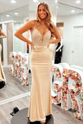 Vestido de fiesta largo con tirantes finos color champán y espalda tipo corsé
