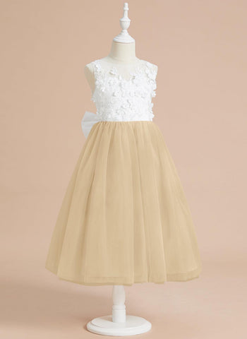 Wadenlanges Kleid aus floraler Spitze mit großer Schleife 