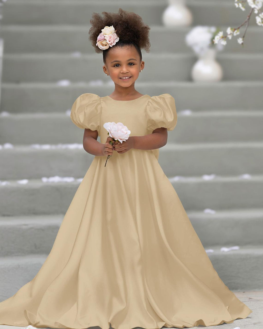 Kleid für Blumenmädchen mit Puffärmeln, Schleife, Knopfleiste hinten und Schleppe 