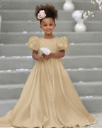 Kleid für Blumenmädchen mit Puffärmeln, Schleife, Knopfleiste hinten und Schleppe 