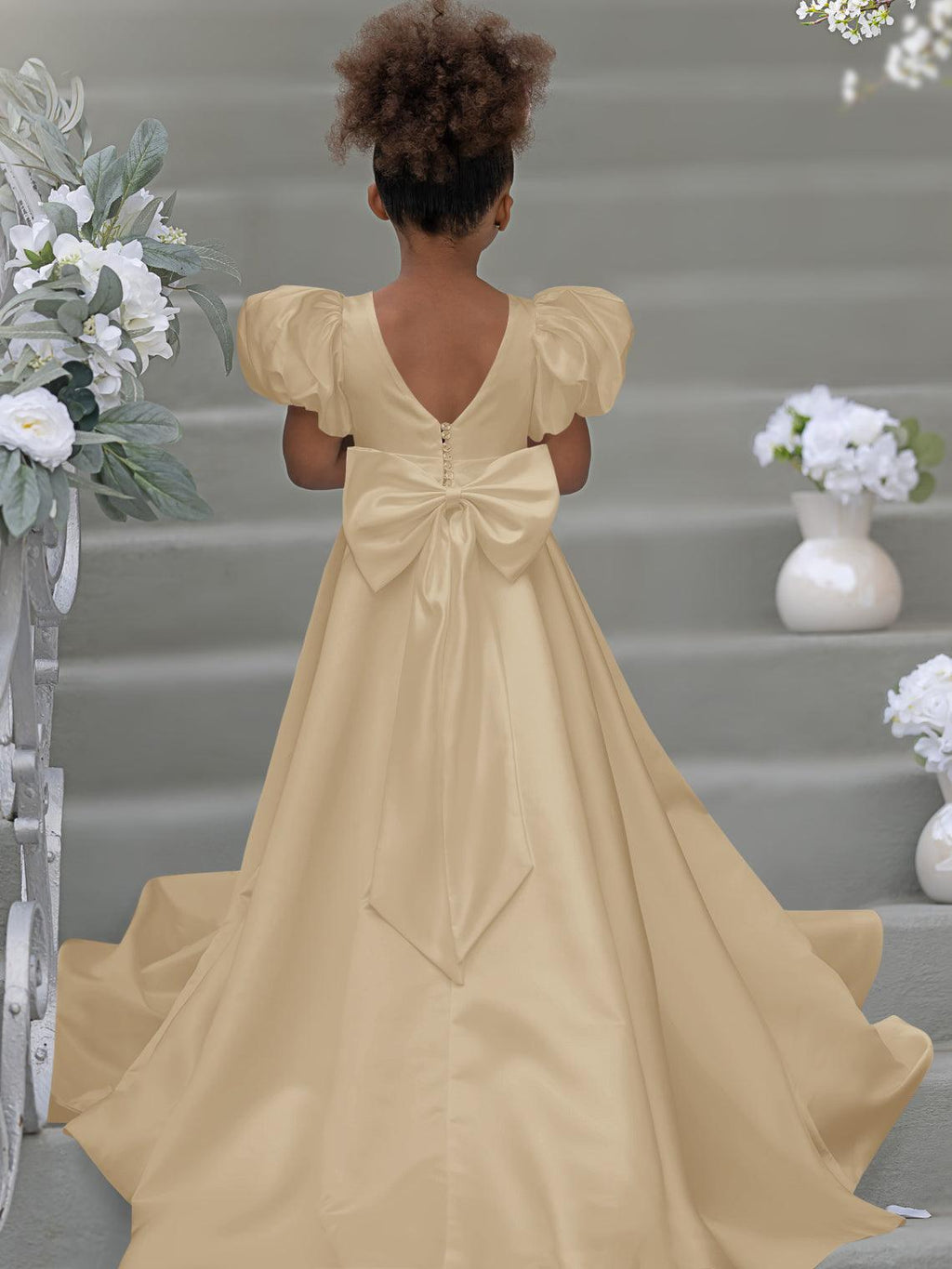 Kleid für Blumenmädchen mit Puffärmeln, Schleife, Knopfleiste hinten und Schleppe 