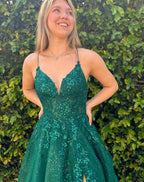 Charmantes A-Linien-Ballkleid mit V-Ausschnitt, ärmellos, Rüschen, Tüll und Schlitz vorn