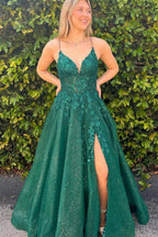 Charmantes A-Linien-Ballkleid mit V-Ausschnitt, ärmellos, Rüschen, Tüll und Schlitz vorn