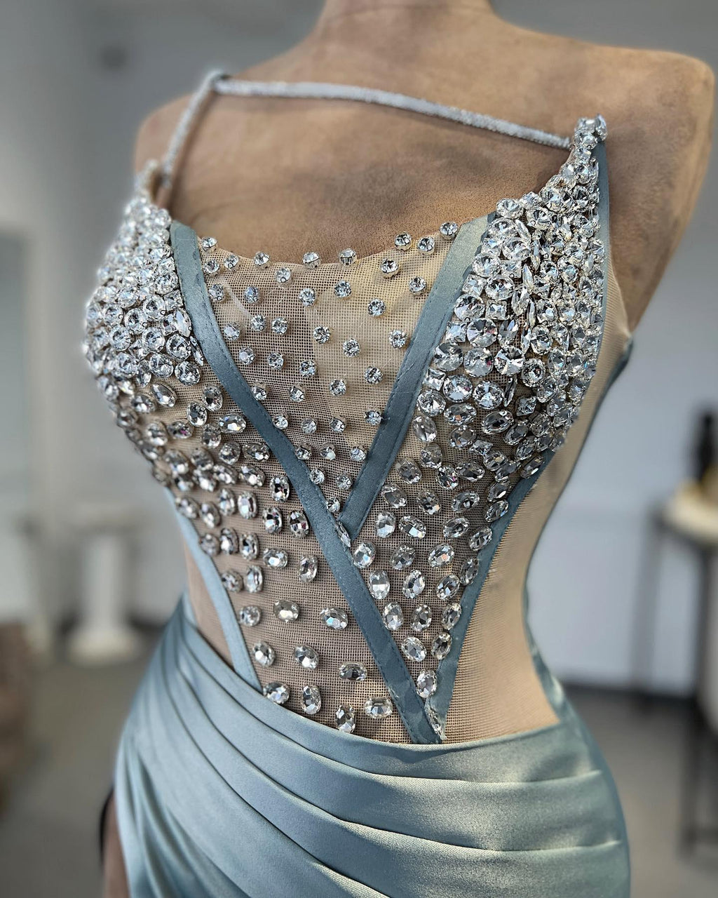 Charmantes, säulenförmiges, einschultriges, ärmelloses Ballkleid aus Tüll und Satin mit Schlitz vorne, schöne Frau