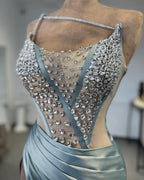 Charmantes, säulenförmiges, einschultriges, ärmelloses Ballkleid aus Tüll und Satin mit Schlitz vorne, schöne Frau