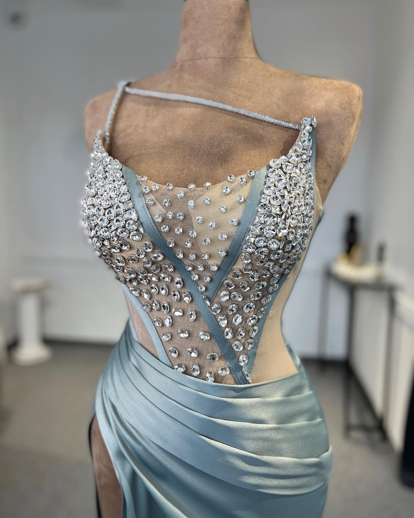 Charmantes, säulenförmiges, einschultriges, ärmelloses Ballkleid aus Tüll und Satin mit Schlitz vorne, schöne Frau