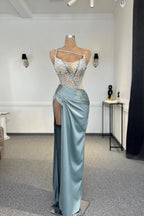Charmantes, säulenförmiges, einschultriges, ärmelloses Ballkleid aus Tüll und Satin mit Schlitz vorne, schöne Frau