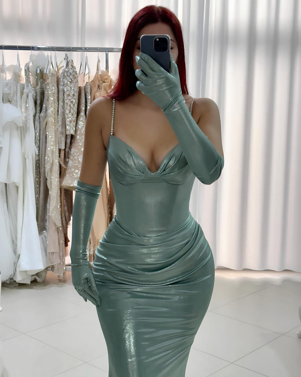 Charmantes Säulen-Ballkleid aus Satin mit Spaghettiträgern und halblangen Ärmeln und Rüschen