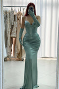 Charmantes Säulen-Ballkleid aus Satin mit Spaghettiträgern und halblangen Ärmeln und Rüschen
