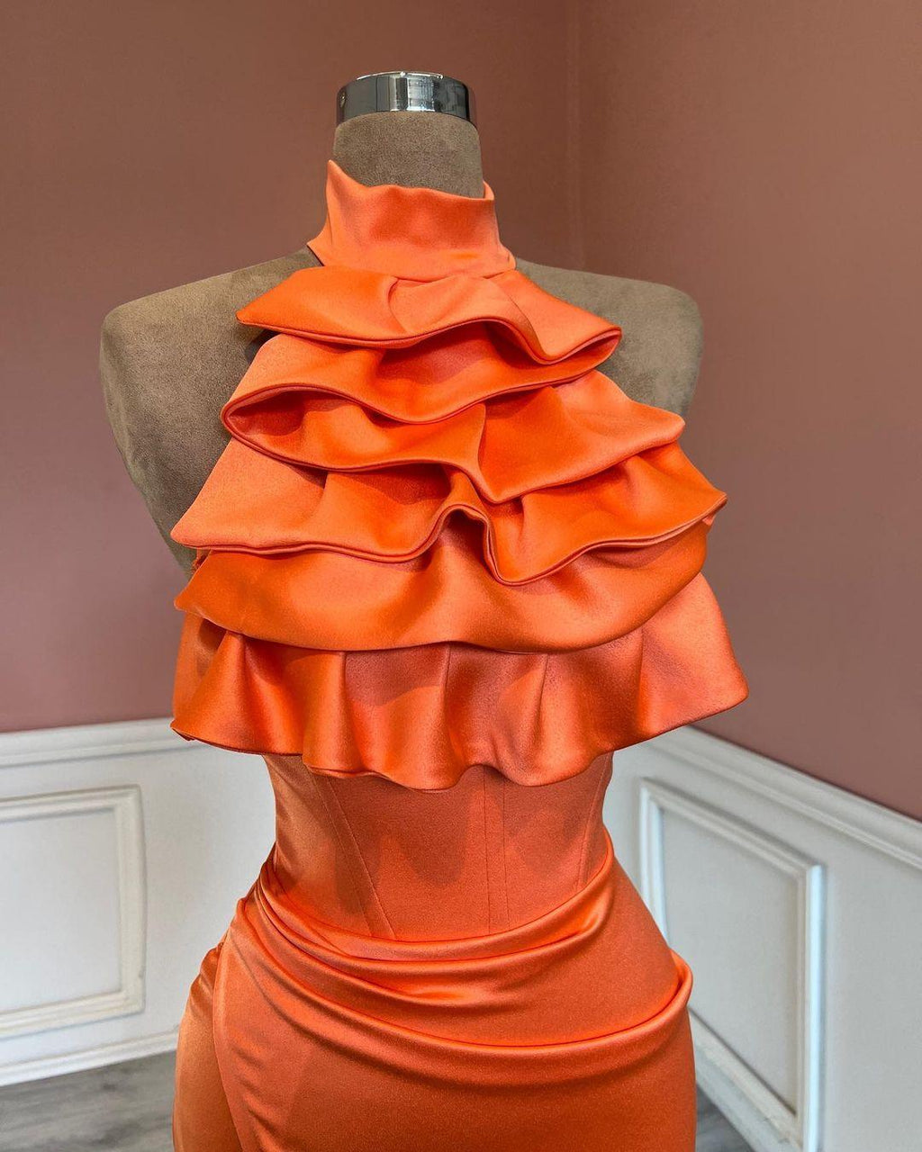 Bezauberndes Ballkleid im Meerjungfrauen-Stil mit hohem Halsausschnitt und Rüschen und Schlitz