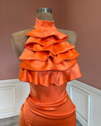 Bezauberndes Ballkleid im Meerjungfrauen-Stil mit hohem Halsausschnitt und Rüschen und Schlitz