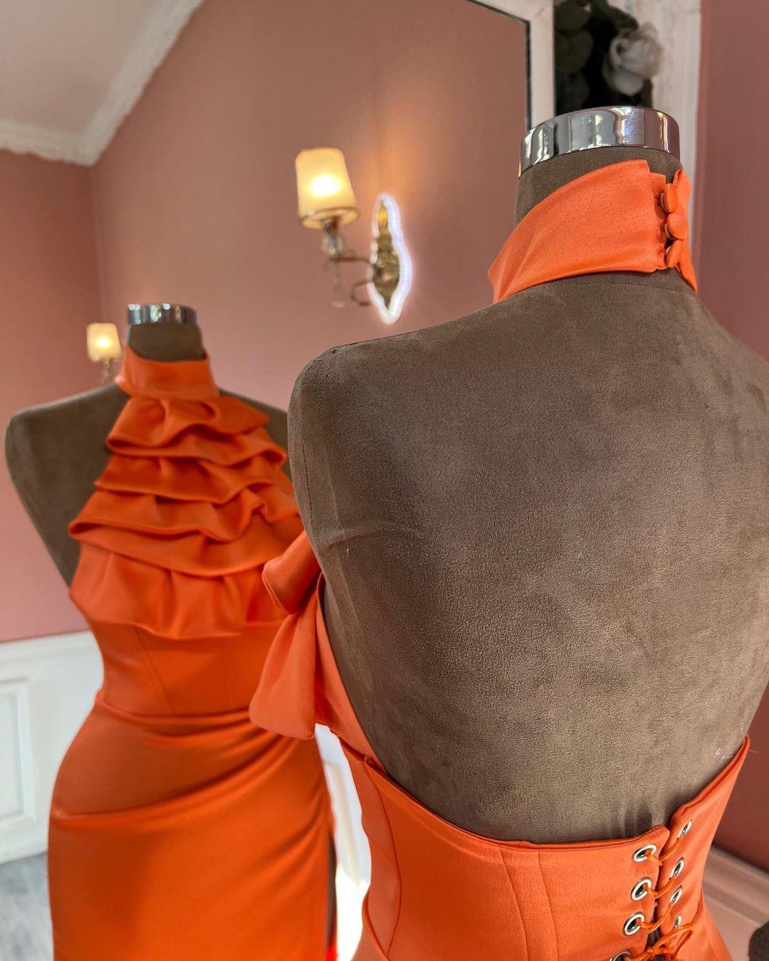 Bezauberndes Ballkleid im Meerjungfrauen-Stil mit hohem Halsausschnitt und Rüschen und Schlitz