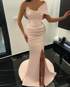 Charmantes langes Meerjungfrau-Abendkleid mit einer Schulter aus Satin und Strasssteinen und Schlitz