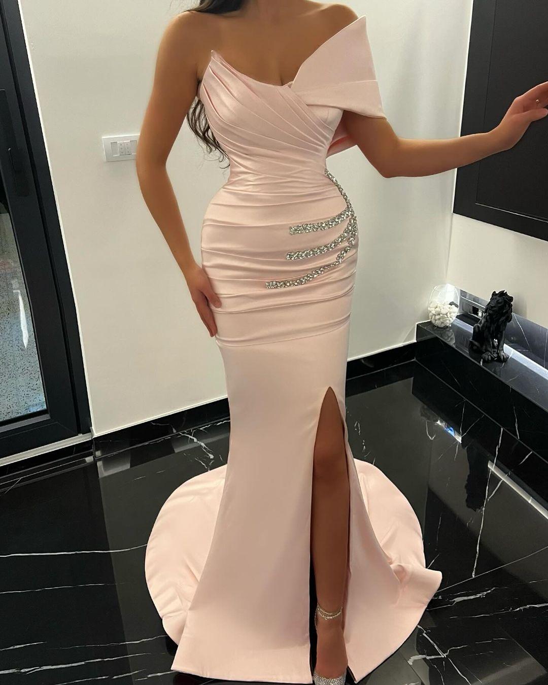 Charmantes langes Meerjungfrau-Abendkleid mit einer Schulter aus Satin und Strasssteinen und Schlitz