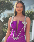 Charmantes langes Meerjungfrauen-Ballkleid mit bodenlangen Trägern, Strasssteinen und Schlitz