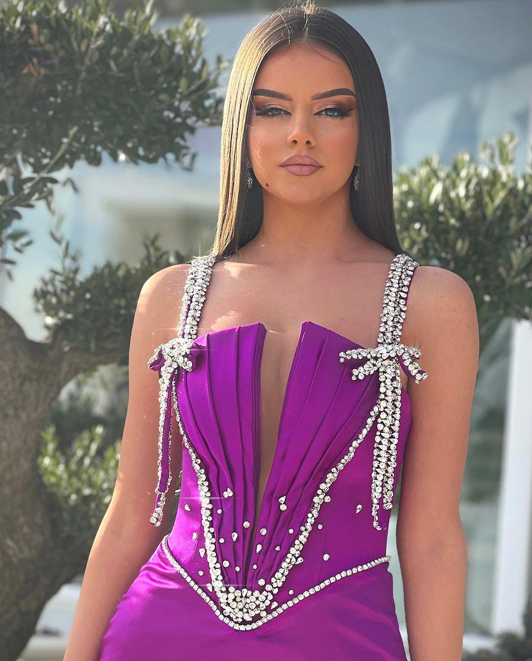 Charmantes langes Meerjungfrauen-Ballkleid mit bodenlangen Trägern, Strasssteinen und Schlitz