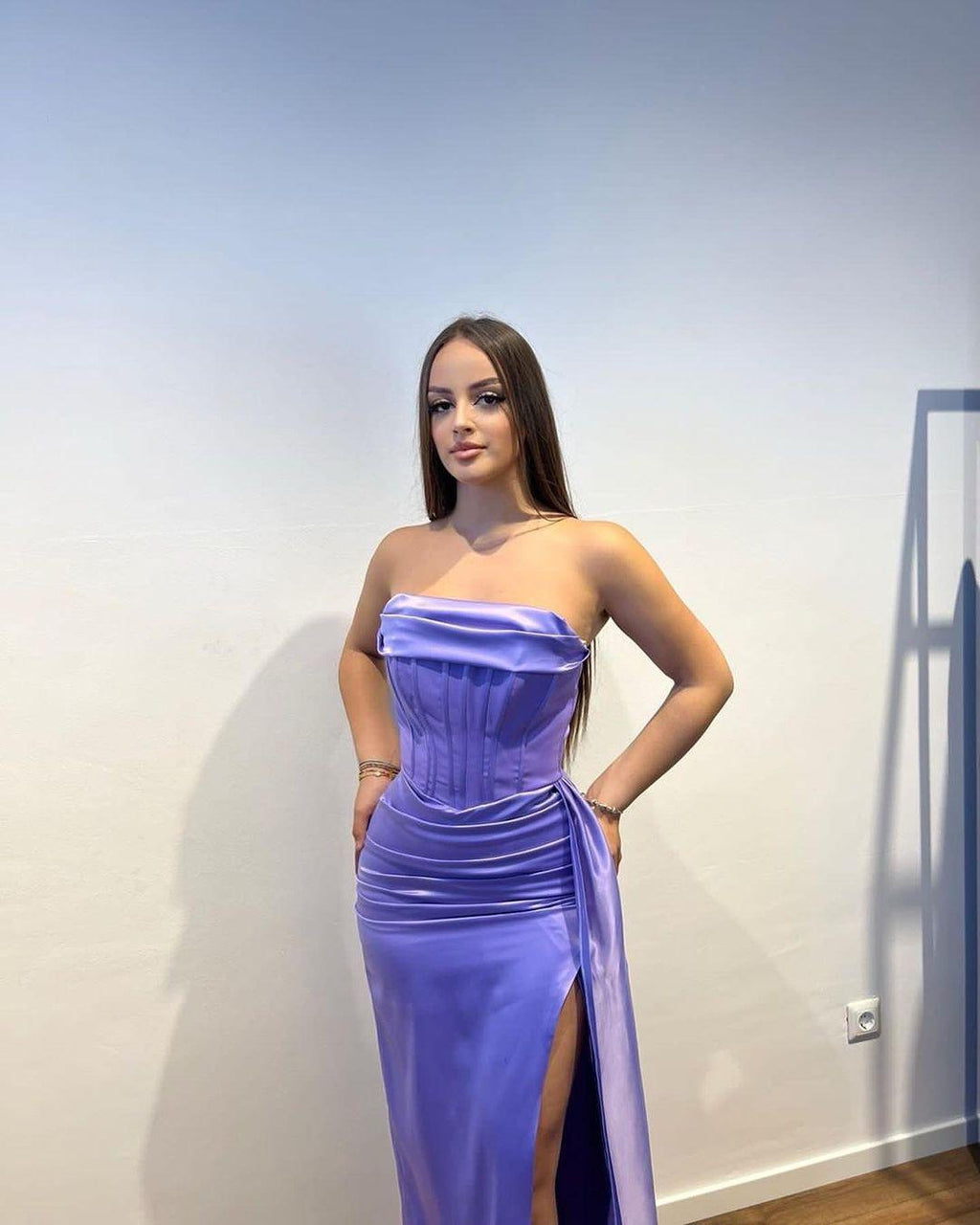 Charmantes langes lila trägerloses Satin-Ballkleid mit Schlitz vorne und Rüschen