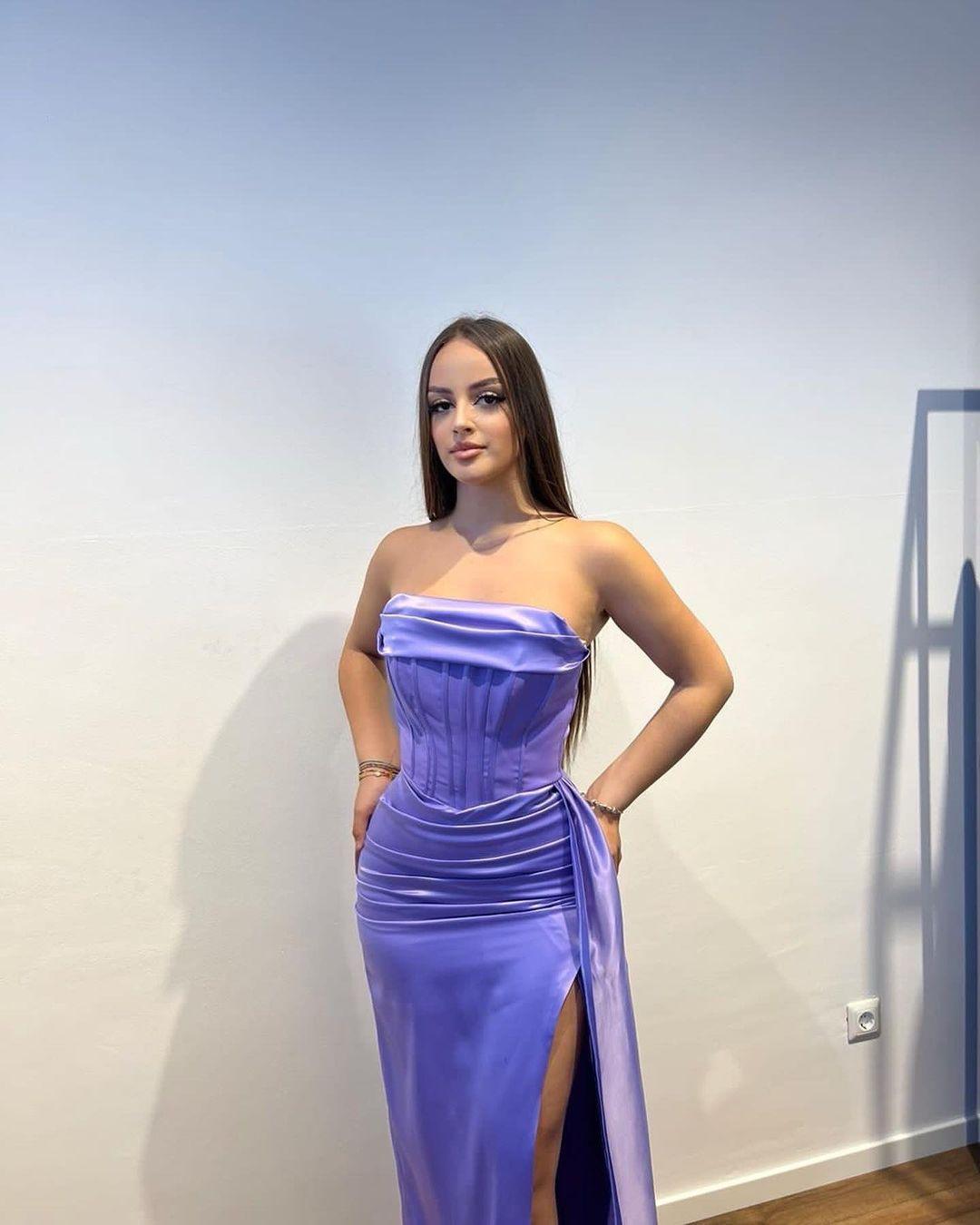 Charmantes langes lila trägerloses Satin-Ballkleid mit Schlitz vorne und Rüschen