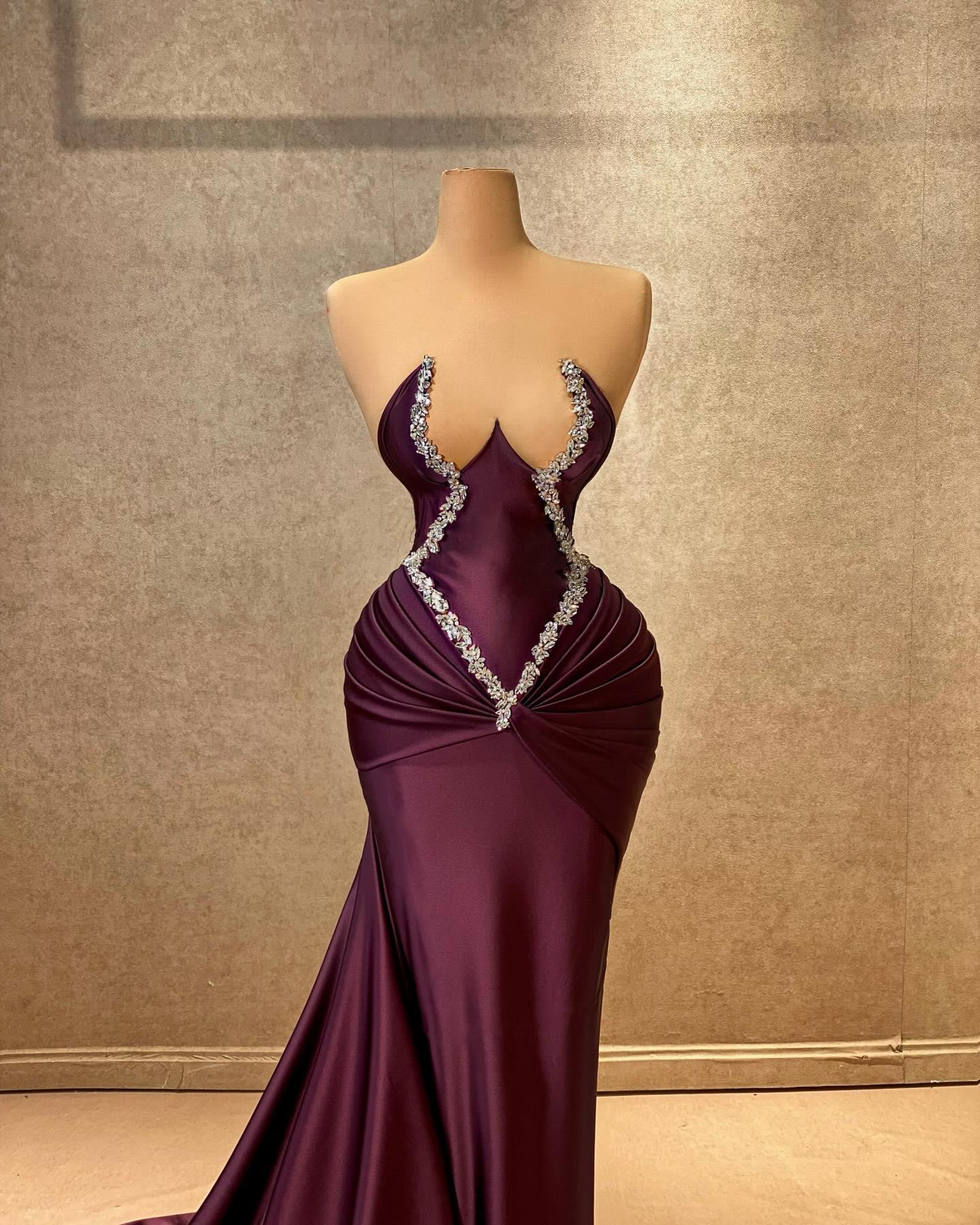 Charmantes Meerjungfrau-Abendkleid mit trägerlosem Ärmel und Strasssteinen in Satin-Schleppe, Burgunderrot, lang