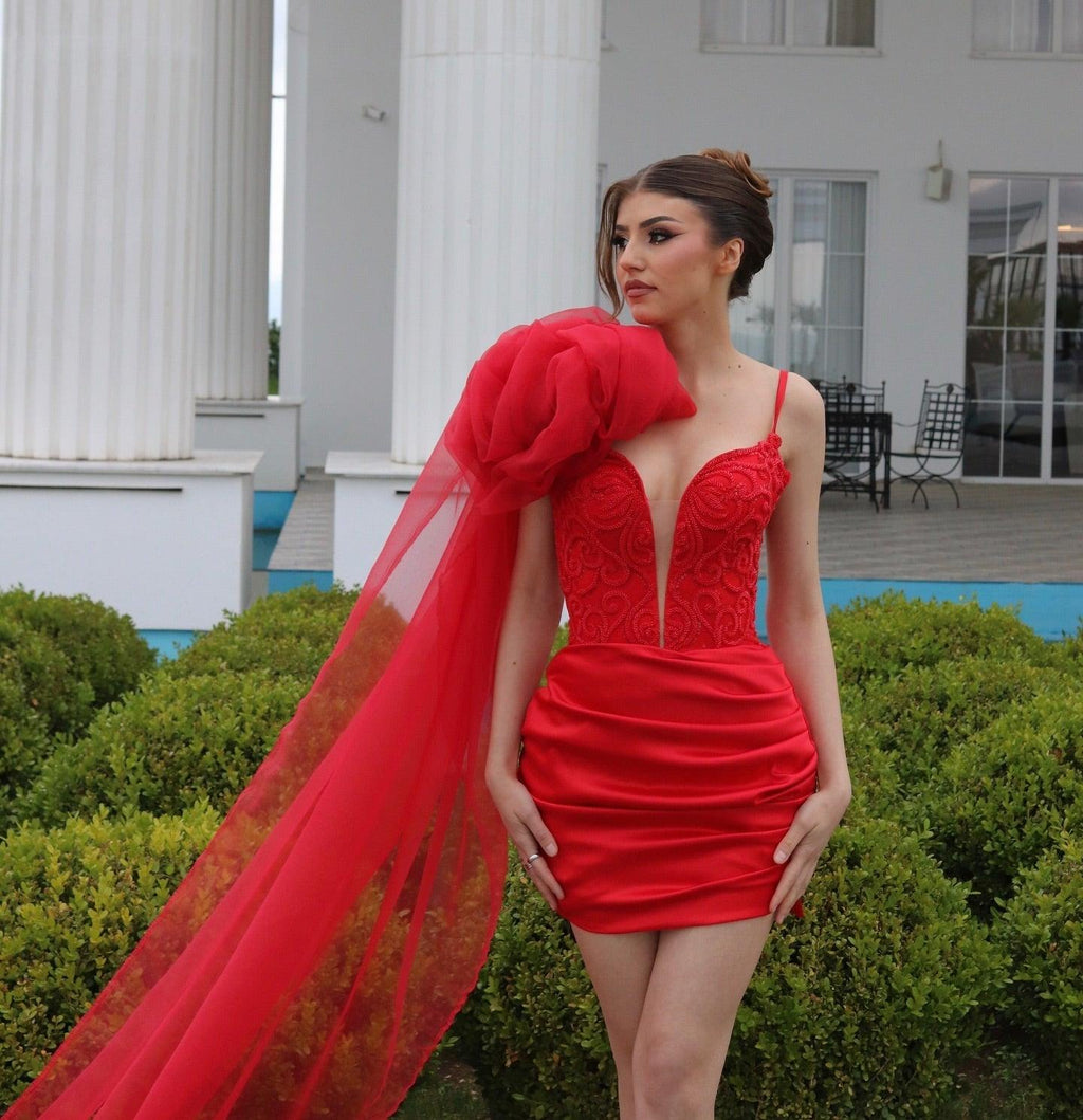 Vestido de fiesta rojo de satén con volantes, sin mangas, escote en V y columna corta