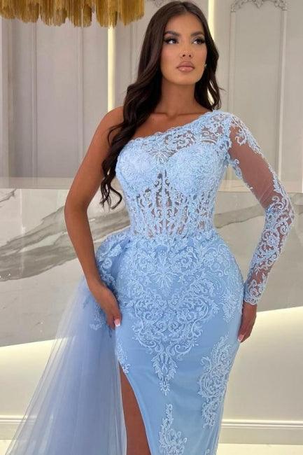 Bodenlanges, geschlitztes, himmelblaues Ballkleid aus Tüll mit einer Schulter und langen Ärmeln und Spitze