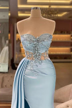 Säulen-Abendkleid mit Schlitz vorn, bodenlang, herzförmiger Ausschnitt, trägerlos, ärmellos, himmelblau, Rüschen, Fleck, Ballkleid mit Perlenbesatz