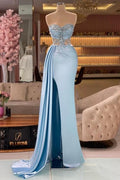 Säulen-Abendkleid mit Schlitz vorn, bodenlang, herzförmiger Ausschnitt, trägerlos, ärmellos, himmelblau, Rüschen, Fleck, Ballkleid mit Perlenbesatz