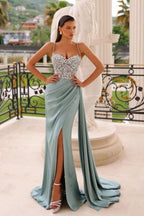 Trendy säulenförmiges, ärmelloses Ballkleid mit Spaghettiträgern, herzförmigem Ausschnitt, Schlitz vorn, Rüschen und Perlenbesatz