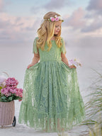 Vestido bohemio playero de encaje verde salvia con flores 