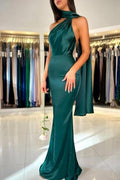 Dunkelgrünes Ballkleid im Meerjungfrauen-Stil mit hohem Kragen