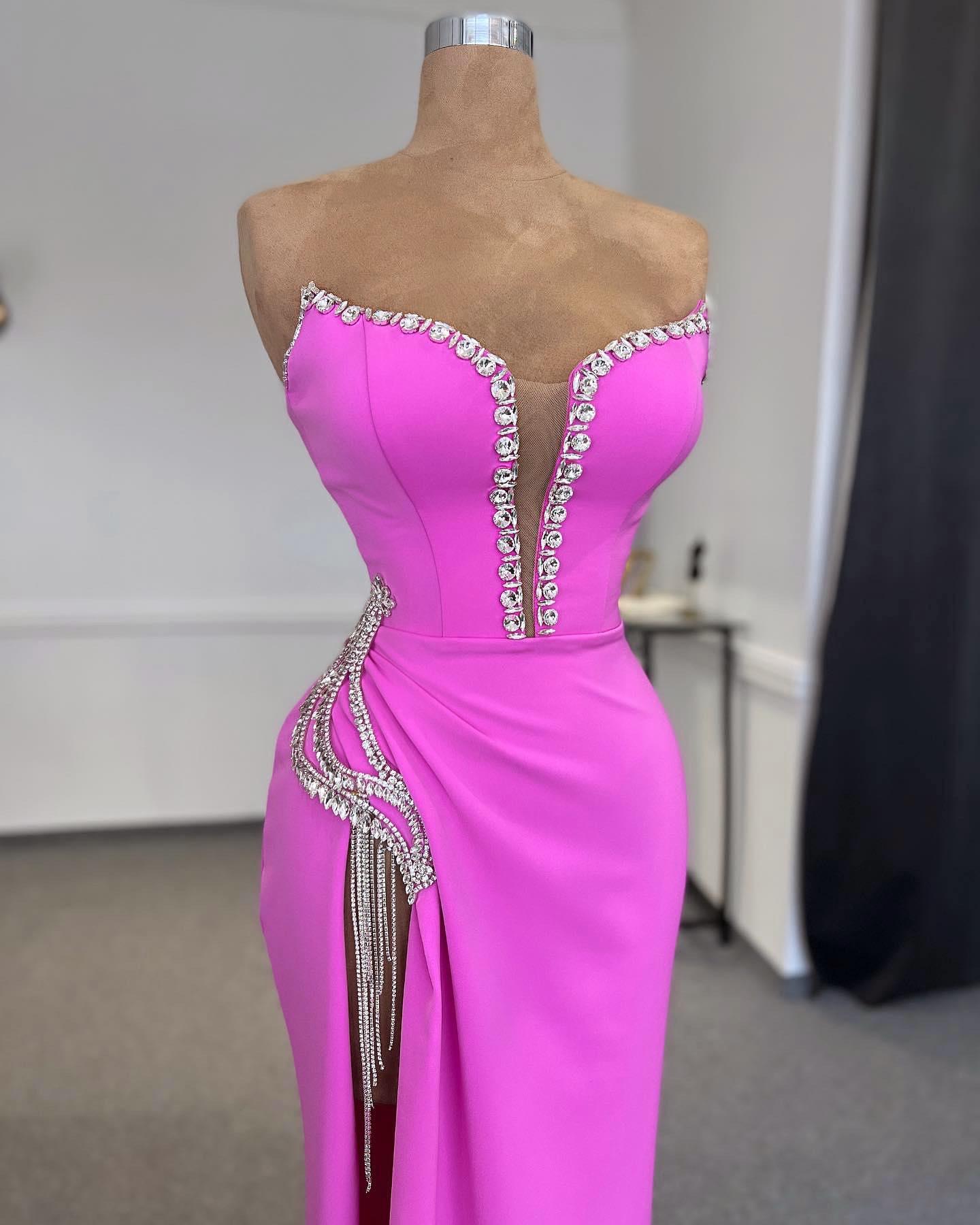 Designer-Ballkleid mit Schlitz vorne, trägerlos, ärmellos, Strass, Tüll, Satin