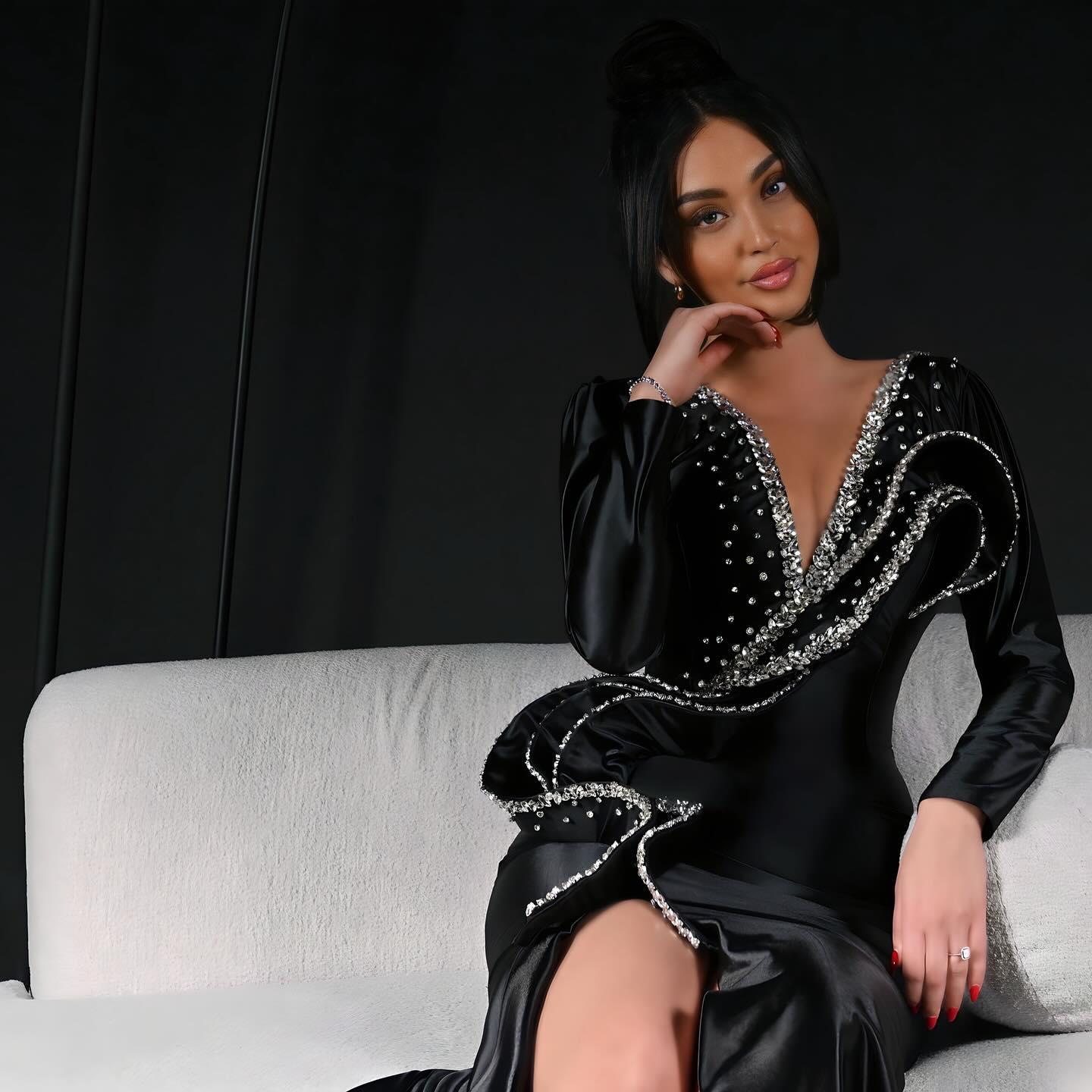 Designer-Ballkleid mit V-Ausschnitt und langen Ärmeln, Strasssteinen und Satin in Schwarz