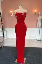 Langes, säulenförmiges, trägerloses rotes Ballkleid aus Samt mit Schmucksteinen