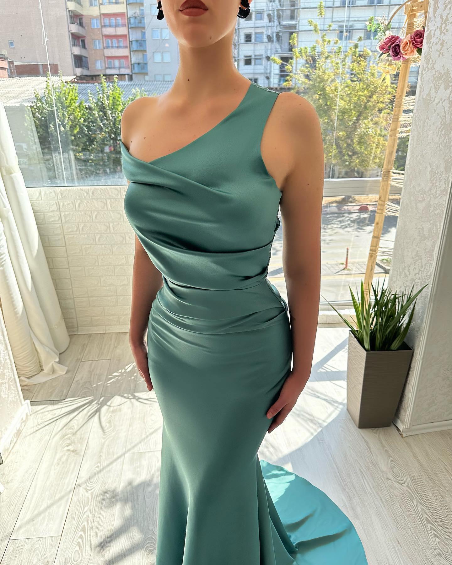 Vestido de fiesta largo de satén verde sirena sin mangas de diseñador